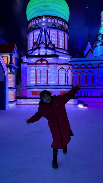 哈尔滨冰雪大世界梦幻冰雪馆游玩全指南 ❄️
🔥 谁说夏天不能玩冰雪?
哈尔滨冰雪大世界梦幻冰雪馆让你四季畅享冰雪奇缘
📍 场馆信息
哈尔滨冰雪大世界·梦幻冰雪馆
(世界最大室内冰雪主题乐园)
地址:哈尔滨市松北区冰雪大世界园区内 (地铁2号线冰雪大世界站三号门→穿过蝴蝶拱门长廊→冰雪美食馆进入 )
⏰ 开放时间:10:00-21:30(20:30停止入场)
✨ 亮点:2.38万㎡超大空间 | 彩冰艺术王国 | n条趣味冰滑梯 | 哈尔滨冬季网红冰雪项目复刻
🧥 保暖必备清单
✔️ 场馆提供:长款羽绒服+棉鞋(建议自备高帮厚底鞋更舒适)
✔️ 贴心提示:穿长衣长裤 口罩防冻脸|免费更衣柜需记清编号
📸 网红打卡点
• 梦幻之轮:与巨型网红大雪人同框
• 冰封玫瑰墙:浪漫出片圣地
• 海洋世界冰雕区:蓝白交织的梦幻世界
• 雪国冰堡:冰雪打造的童话王国
🎢 必玩项目
→ n条不同坡度冰滑梯(大人小孩都能玩)
→ 互动冰上碰碰车
→ 冰雕DIY体验区
🔖 购票须知
1. 需提供身份证号+姓名+手机号
2. 凭身份证原件刷证入园
3. 1.2米以下儿童免票
🌟 小贴士:下午4点后人流较少|馆内停留建议2-3小时
#冰雪大世界梦幻冰雪馆 #哈尔滨冰雪大世界真有节目 #冰雪大世界风筝节 #五一实况播报 #五一去哪玩