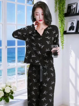 莫代尔家居服套装:把舒适与精致穿在日常里 当居家时光不再只追求随意,一套能兼顾舒适、颜值与外穿实用性的家居服,便成了生活质感的加分项。这款莫代尔长袖开胸家居服套装,正是为懂生活的你量身打造,让宅家或短途外出,都能轻松拿捏松弛与精致。 精选高支莫代尔面料,触感如云朵般柔软亲肤,贴身穿毫无束缚感。面料自带良好的透气性与吸湿性,即便久坐或安睡,也能保持肌肤干爽,告别闷热黏腻,尤其适合春秋季节,或是空调房里的日常穿着。#睡衣家居服 #在家也要美美哒 #美出高级感#宅家睡衣秀 #舒适度高的睡衣推荐 @DOU+上热门 @DOU+小助手