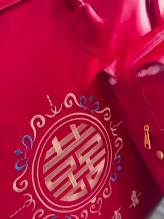 结婚当天,男方女方都要准备一个这样的喜被子收纳袋,寓意着一辈子。幸福满满,里面装的满满的都是福气,这个袋子真的太有仪式感了!它是那种很厚实的材质,摸起来很有质感,而且超级抗造,怎么揉搓都不会坏,结婚的时候一定要买它,真的超值#结婚#婚庆用品 #喜气洋洋庆新婚 #好物推荐🔥 #超值好物省心选