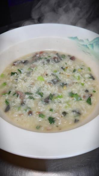 家常菜--皮蛋瘦肉粥 早餐别吃包子了!5 分钟搞定皮蛋瘦肉粥,香到邻居来敲门#萧县美食#辣火火木盆鸡#家常菜#萧县#皮蛋瘦肉粥 @萧县辣火火木盆鸡(融翔天街店) @抖音创作小助手 @野生剪辑师