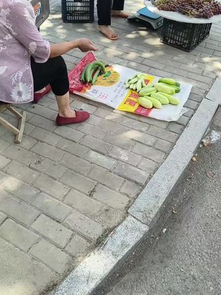 看阿姨5点就来摆摊,到中午还没有结束,今年所有人都不容易,#原创视频 #优质农产品 #dou上热门🔥
