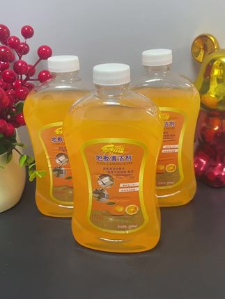 地板清洁剂卖点文案 清洁地板总怕费力还留痕?这款地板清洁剂帮你轻松搞定!无需费力擦洗,轻轻一拖就能带走灰尘、污渍,连缝隙里的脏东西都能清洁到位。 清洁后地板不留水痕,还带着淡淡清香,告别刺鼻异味。不管是实木、瓷砖还是复合地板都能用,不会损伤地板表面。 大容量瓶装超耐用,一次倒一点就能清洁大片区域,日常维护或深度清洁都合适,让家里的地板时刻保持干净透亮,走路都更舒心!#超便宜超划算 #好物推荐🔥 #地板清洁剂