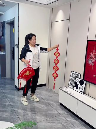 给80后丢脸了,这个场景我幻想了无数次,奋斗了十几年买了这套房子,一辈子也搬不了几回新家,辛苦买的房子,不管怎么样红红火火的喜庆装饰还是要有的#仪式感不能少 #乔迁之喜#背景墙乔迁装饰