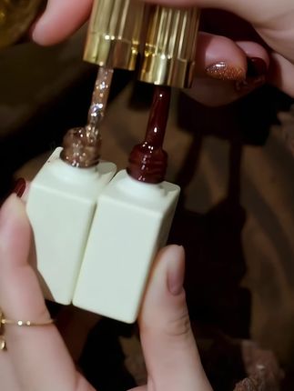 姐妹们,显白又高级的宝藏美甲来啦!无需烤灯,简单又好看,颜色已经帮你们搭配好了哦#美甲分享 #美甲💅 #今日分享 #气质美甲