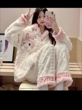 秋冬睡衣女款珊瑚绒长袖卡通加厚加绒款法兰绒保暖冬天家居服套装#睡衣 #女士睡衣 #睡衣分享