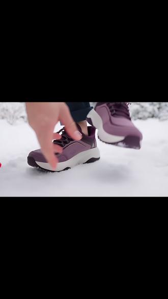 老人脱鞋后,脚部干爽无压痕。“穿一天也不闷脚!会呼吸的内里, 脚干爽,全身暖,再也不怕冬天脚汗捂得难受。”一脚蹬穿脱也方便,耐磨防滑大底,轻便不累脚#足力健守护妈妈的高光瞬间 #妈妈鞋 #妈妈鞋软底防滑 #奶奶的爱 #姥姥的爱