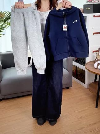 我儿子刷抖音一眼就看上了这套刚好是早秋新款,还是贵人鸟搞活动,一件上衣加裤子才一百多,这要不是正品旗舰店发货,我也没敢买。尤其立秋以后哈,早晚温差大,这种连帽的小外套,咱现在买孩子嗨学,立马就能穿大品牌的衣服版型质感真绝了!是升级的双层空气棉,上身软软乎乎的,亲肤又透气,而且格外的耐磨抗造机,洗手洗不起球不会软塌塌。儿子超爱的是这条超百搭的裤子!深档设计的裤腰弹力也挺大,穿起来他也不会勒,里外都是这种双定位的航线工艺,孩子跑步还是运动不会卷边卡肚子。不管是面料还是质感,跟门店的品质一样好刷到早秋还是活动价,闭眼冲收到手,品质不会让你们失望。#套装两件套 #儿童套装 #连帽套装两件套 #耐造裤子 #舒适套装穿搭
