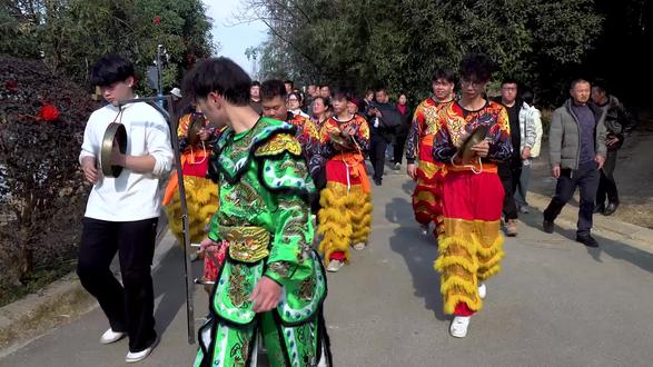 新春佳节,蒲江县明月村以"潮汕英歌到明月"为亮点,推出"到明月村过中国年"系列活动,吸引数以万的游客前来体验年味......#年味 #欢乐中国年 #明月村#大地广告装饰