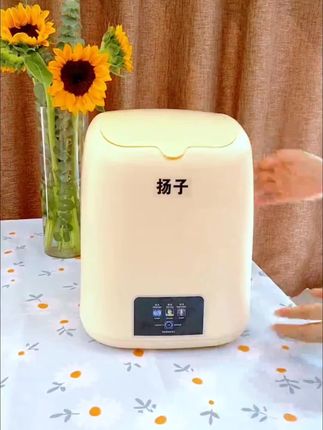 这个迷你洗衣机让我彻底解放双手了,平时贴身衣物、宝宝的衣服我都单独用它来洗,体积小还不占空间,它还是扬子大品牌的,运行的时候声音特别小,不会惊扰到你的休息,关键省水又省电,姐妹们快入手试试看!#洗衣机#迷你洗衣机#扬子洗衣机 #生活好帮手