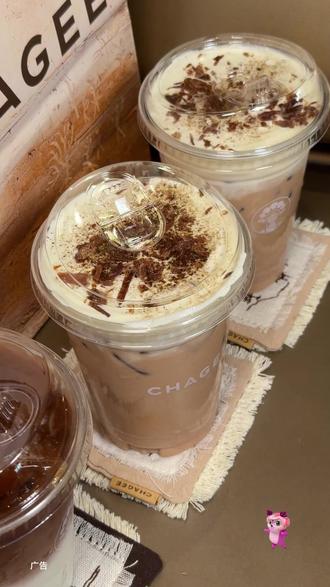 冬日治愈系茶饮非它莫属!霸王茶姬「归云南」熟普系列 12 月 19 号正式开售,云卷松风、云漫普洱、归云南纯茶三款同步上线。四重风味的创意特调,黑巧般丝滑的茶拿铁,纯粹回甘的陈年熟普,每一口都温润治愈,年末慢生活从这杯茶开始~ #归云南慢慢来# #霸王茶姬归云南熟普系列 #霸王茶姬新品 #霸王茶姬四川