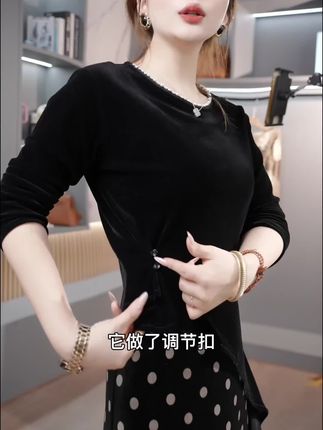 2025秋冬必入金丝绒打底衫!丝绒面料高级有光泽,宽松版型藏肉显瘦一绝~百搭实穿不过时,单穿慵懒随性,内搭增加层次感。早冬搭配大衣或羽绒服都超显气质! #秋冬大衣叠穿公式来了 #早秋不费力显贵穿搭 #微胖小个子女生初秋松弛感穿搭 #一衣多穿通勤版 #2025年秋季都流行穿什么