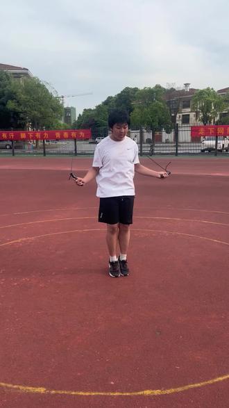 岳阳中考跳绳规则:1分钟计时、机器电子计数,只考一次,考场统一配发专用绳不可自带,需在规定区域内完成,严禁踩线越线,中途绊绳不扣分、不停表,直接继续跳即可;技巧:考前把绳长调到腋下高度,充分活动手腕脚踝做好热身,衣着简洁利落、系紧鞋带不佩戴饰品,考试时大臂贴紧身体,只用手腕小幅摇绳,双脚轻轻小跳、离地高度越低越好,前脚掌落地屈膝缓冲,全程保持匀速节奏不忽快忽慢,若绊绳立刻衔接不慌乱,紧跟裁判口令起止,稳住节奏更容易拿满分。#家长必读系列 #家长必读#岳阳中考#体育中考#岳阳体育中考 #跳绳