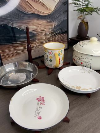 谁懂啊!我外甥女来我家,抱着隔热垫喊“小树宝宝”,死活要带回家!这镂空树叶设计,加上自动立起来晾干的本事,连小孩都被拿捏得死死的,我都舍不得抢回来! #会跳舞的小树隔热垫 #实木隔热垫 #餐桌垫 #自动晾干隔热垫 #可爱隔热垫