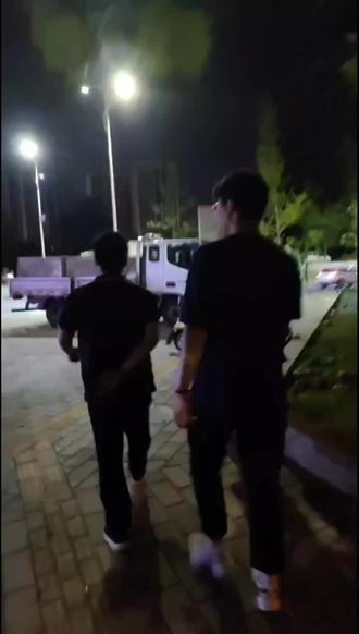 不要拿姑姑和舅妈比!
前者有血缘,后者没有
应该拿姑姑和舅舅比!
都有血缘才算公平
应该拿舅妈和姑父比!
都没血缘,全凭心而论,将心比心!
有的姑姑可能还不如舅妈吧!
有的娃可能还不知道姑父这个词的存在吧!