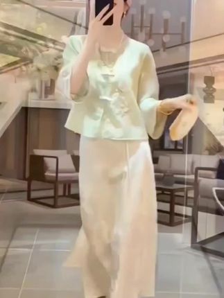 #给秋天一点琥珀色看看 新款新中式对襟盘扣刺绣上衣,女式国风半身裙子两件套#穿搭 #优雅气质 #穿出自信穿出美丽 #谁穿谁好看