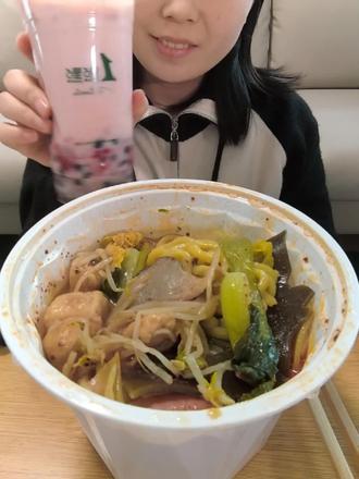 黏糊糊的东北老式麻辣烫
糯叽叽的米麻薯草莓奶绿
超绝搭配 快乐拉满
#享受美食享受生活 #创作者中心 #创作灵感 #一点点 #刘文祥麻辣烫