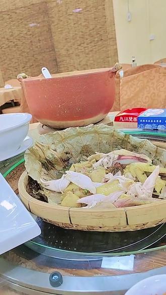 那么远来为了这个瓦缸吊鸡饭,味道还可以哦!