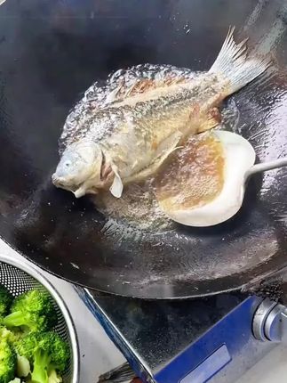 蘑菇形状的铲子,炒菜炒花饭再也不用架着胳膊,盛汤汁的菜都很轻松, 炒菜非常贴合锅底,巨方便实用#厨房好物