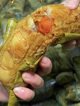 馅料十足的大肉粽,这个霸王粽就是让我吃一次就爱上的粽子,没有之一,糯叽叽的咸香软糯,真是太香太好吃了!#吃粽子喽 #这粽子够过瘾了吧 #嘉兴粽子#真材实料好味道#妈呀太香了