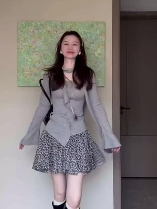 荷叶边飘带领长袖针织T恤女秋季新款韩系修身显瘦灰色上衣+碎花裙#修身显瘦 #会火🔥 #长袖打底衫 #韩系穿搭 #荷叶边上衣