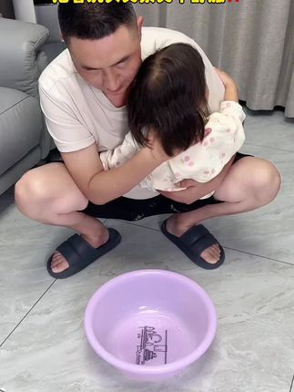 爸爸买的这个#洗头躺椅 太好用了!孩子躺着洗头可舒服了,大人也轻松,还能折叠不占空间#母婴好物 #宝宝洗头 #宝妈带娃解放双手