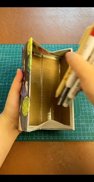 废纸壳也能做铅笔盒?太有新意了吧,给我大侄儿做一个
#手工diy #亲子手工 #亲子 #文具 #废物利用
