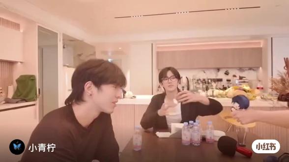 星邱闹别扭名场面,虽然想笑但感觉黄浦江里的人多的是,邱邱也大可不必钻牛角尖。