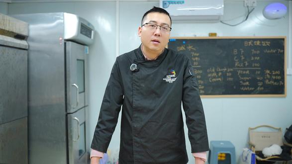 很多同学都在问,怎么在家里做碱水面包啊 李老师给大家带来家庭版碱水面包的制作方法#碱水面包 #面包教学 #配方分享给大家 #我是美食创作者 #李老师窑烤面包