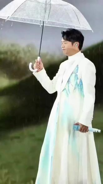 还是曾毅精明!发型可以挡雨,苦了玲花!玲花,变成"淋花"!#原来曾毅扔伞是为了报仇啊