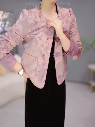 #显瘦穿搭两件搭配既有中式传统服饰的典雅,又通过丝绒与提花的材质碰撞呈现出复古奢华感,适合出席中式宴会、复古主题活动或日常打造优雅贵气的穿搭风格; #品质女装 #女人味十足 #高级感穿搭分享 #女人味穿搭