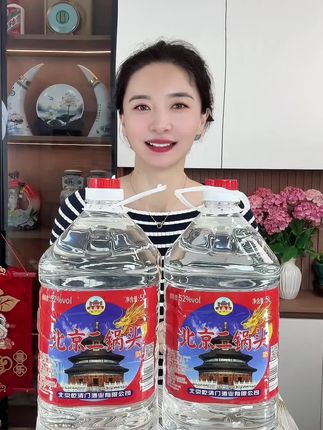 这一大桶10斤装的地道的北京乾清门的二锅头,福利价只要49.9毛钱,真的是太合适了,回家泡个酒,泡个枸杞,既经济又好喝#白酒#二锅头#清香型的白酒 #口粮酒#好喝不贵