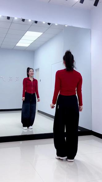 《夜深跳恰恰》热门舞蹈#润润广场舞队 #夜深跳恰恰