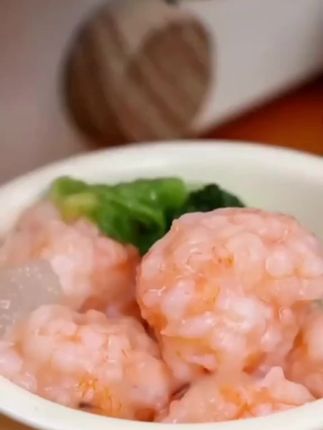 在家实现虾滑自由就是这么简单!这个天海藏家的鲜虾滑,虾肉含量高达百分之九十五,一包就有这么多,看得见的大颗虾仁,不管是煮汤还是炒菜都很方便,喜欢的朋友赶紧试试吧!#在家做美食 #虾滑 #天海藏虾滑 #虾球 #快来一起尝个鲜@DOU+小助手