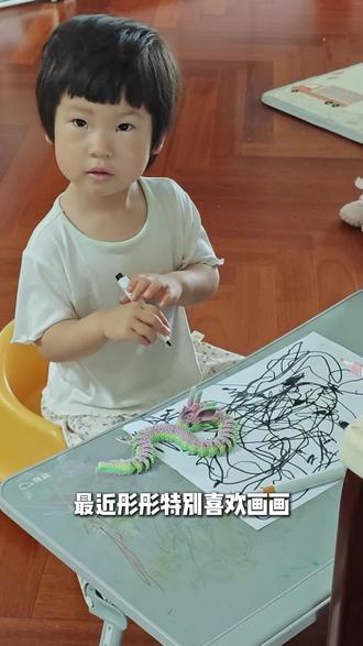 我带女儿画了一副抽象画…… #波洛克滴流画 #爸爸带娃