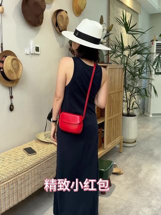 精致百搭 硬壳的设计很实用 今年超火的复古红 拍照搭子绝美穿搭小单品#包包推荐 #百搭包包 #包包种草 #美包分享 #包包