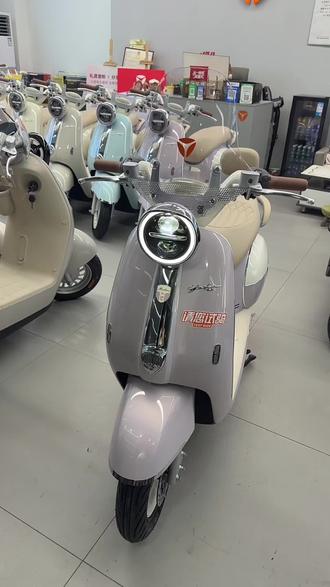 光芒80新品首发 #雅迪光芒 #适合女生的电动车 功能配置全新升级,价钱还更便宜,新品首发有优惠~你们喜欢哪个颜色呢~欢迎到店试骑选购#高端电动车 #投屏导航 #蓝牙音乐