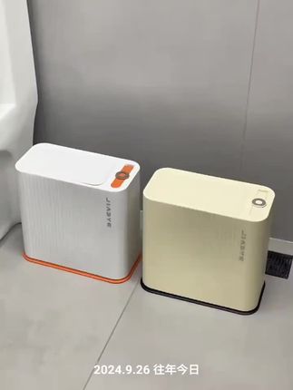 #上热门🔥 普通的垃圾桶按压容易脏手,试试这个按压不脏手的乐色桶吧!双层设计,垃圾带不外露,大气美观,马桶旁的窄缝位置也能轻松搞定。独特的开盖方式,不仅方便还不脏手,大容量桶身也不用担心不够用。#垃圾桶 #窄缝垃圾桶 #强烈推荐 #好物推荐🔥