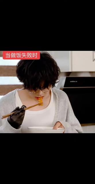 像极了自己做饭后品尝的样子#陈奕恒 #新物料来啦 #哼恒#陈奕恒做饭@TF家族