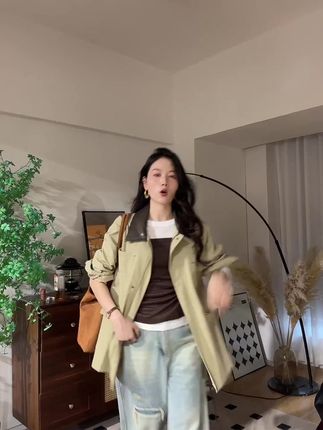 这款短款风衣外套专为小个子女性设计,融合了韩系风格与英伦风情,适合春秋季节穿着。简约大气的设计,让你轻松驾驭各种场合,展现独特的高级感!