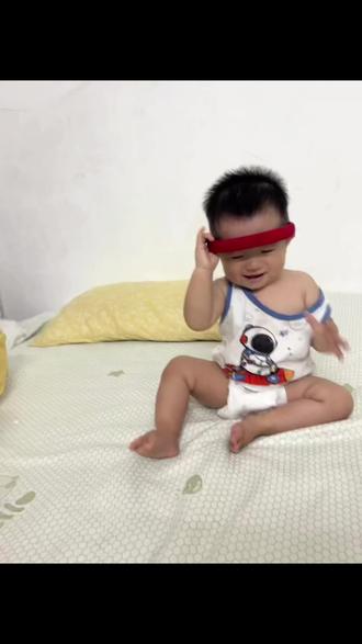 这是一条断奶视频,因为宝宝吃不饱,每天晚上醒好多次,既影响宝宝成长发育,又影响妈妈睡眠质量。宝宝10个月,终于下决心给宝宝断奶了,把经验分享给姐妹们。
1、我是离开宝宝断奶的。断奶自身也会涨得难受,再加上宝宝看到妈妈又不能喝更难受,所以我选择和宝宝分开。因为宝宝6个月后我上班了,都是爷爷奶奶在带,所以白天宝宝和平时一样。到了晚上9点,平时都是奶睡的。今晚是爸爸抱睡,到了夜里醒来妈妈不在,爸爸抱睡也不管用了,奶奶抱了会又睡了。
2、宝宝第二天早上5点醒了不睡了。爸爸陪着玩了会,到6点爸爸冲奶60ml,宝宝喝完了睡了,第一次喝那么多。在我回娘家的前一天,给宝宝说了,这是奶瓶,里面有neinei,妈妈不在的时候就用奶瓶喝neinei。是不是宝宝已经听懂了啊!
3、断奶不是妈妈一个人的事。感谢爷爷奶奶还有爸爸的帮助,虽然宝宝有人照顾,但是听到宝宝哭真忍不住。
4、妈妈断奶的第一天,白天少喝水。到了晚上十一二点了,涨得睡不着,没带吸奶器,只带了防溢乳垫,起来手动挤了很久也没挤多少出来。摆烂躺床上了,后来睡了四五个小时,6点醒了。
5、感觉自己很丰满。已经习惯这个涨感了,觉得自己很丰满。一天不喝水,还老上厕所,感觉上一次🐻变小一点。
6、之前还疑问断奶后什么残奶啊?现在明白了。妈妈不母乳了,身体就会启动吸收机制,多的就会排出来。
7、断奶第三天来姨妈。听说来姨妈母乳都会变少,断奶来姨妈,母乳就会更少。我是从坐月子后到断奶才来的姨妈,感觉不来姨妈的时候挺好的。
8、5天左右🐻就恢复正常了。但是比断奶前🐻变小了,体重也掉了三四斤。
9、给断奶妈妈总结一下,虽然断奶了,但是我们的爱永远不变,爱宝宝也要爱自己,真不是孩子离不开妈妈,而是妈妈离不开孩子。
#记录真实生活 #断奶篇日记 #断奶妈妈的心情