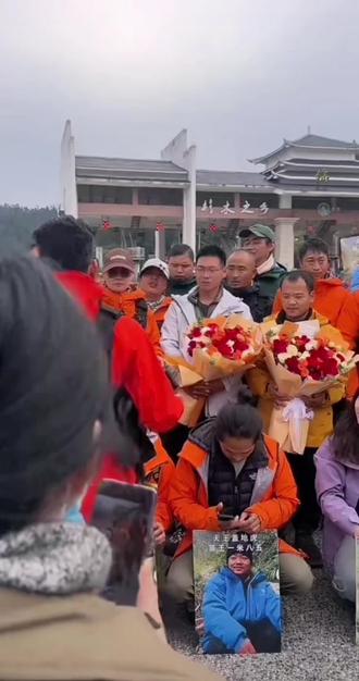 苗王到家啦,欢迎仪式太震撼啦,感觉载入史册啦。#欢迎仪式 #苗王到家 #苗王 #人山人海太热闹了 #震撼 @DOU+小助手