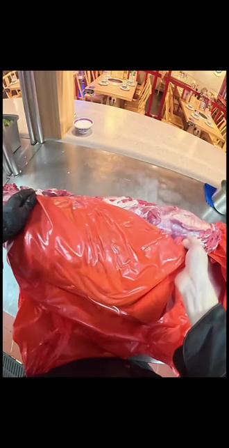 #热门话题 很想知道你不来吃火锅的原因是啥?是不喜欢吃嘛?🤔🤔,鲜切见诚意,酸汤暖人心,其实你可以来品尝一下😊😊……#餐饮#火锅 @DOU+小助手