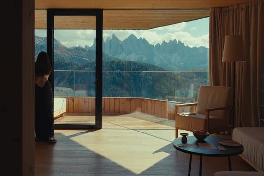 🌲在多洛米蒂山前“生长” 接着上一个视频,继续讲述我们在多洛米蒂山前的FORESTIS Dolomites酒店短暂停留的日子。
每一个午后,我和Yann会在十月初仍旧明媚而温暖的露台上闲聊,阅读,午睡和放空,然后把自己浸进酒店的室外泳池里,在一山的繁茂和葱茏前,汲取着水分,空气,阳光,温度等一切给予我能量的事物。
我知道自己不可能在一段短暂的度假中就参透什么,觉悟什么,但我确实又“生长”了一毫一厘。我缓慢地前行,在一切的流逝中顾虑,却又心怀感恩。
就像那一天,我在一场阴雨过后迎来了灿烂落日里的彩虹。只是短短几分钟,景色转瞬即逝,但我会一直记得,我曾拥有那一刻。
我会一直由外向内地生长,直至根深叶茂,直至零落尘土。
#电影感 #我的年度摄影作品2024 #每一帧都是热爱 #摄影日记 #住进风景里