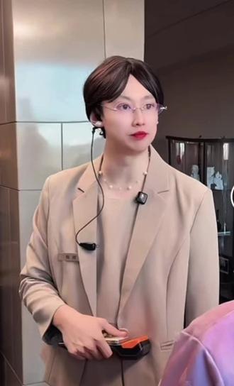 紫薯精:我迎来了最严厉的母亲
杨经理:我迎来了最严厉的紫薯精#周小闹 #紫薯精 #刘文祥 #周小闹紫薯精