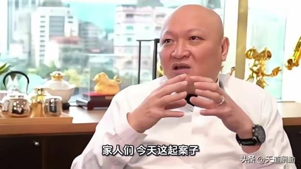 身中29枪、头部补5枪!台湾“百亿赌王”林秉文,终在柬埔寨血偿江湖债🔥
台湾“百亿赌王”林秉文(绰号鲈鳗),终究没能逃过江湖清算。
这位曾叱咤黑白两道的天道盟大佬,因操控职棒假球发家,靠东南亚赌场赚得百亿身家,却因卷入217亿洗钱大案弃保潜逃,最终在柬埔寨西港街头殒命。
案发时他独自遛狗,遭3-4名蒙面枪手近距离扫射,身中29枪,头部更是补了5枪,行刑式枪杀尽显杀意决绝,不留一丝活口余地。
从黑道头目到百亿赌王,再到通缉逃犯,林秉文一生游走在灰色地带,树敌无数、债台高筑。这极致惨烈的死法,不是残忍的玩笑,而是地下世界最彻底的清算,是他一生作恶的最终结局。
江湖路险,出来混,迟早要还。
#林秉文 #百亿赌王 #江湖恩怨 #柬埔寨西港
