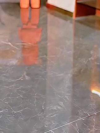 这双法式坡跟短靴我真的太喜欢了,它是今年的新款,上脚真的超级洋气。它采用的是法式的尖头设计,搭配坡跟,穿上后既舒适又好看。而且还是侧拉链的设计,穿脱都很方便,还带有水钻点缀,非常的时尚百搭,里面还有薄绒,冬天穿也不会冷,真的是气质又百搭!#新款女鞋 #时尚高跟鞋 #时尚百搭女鞋