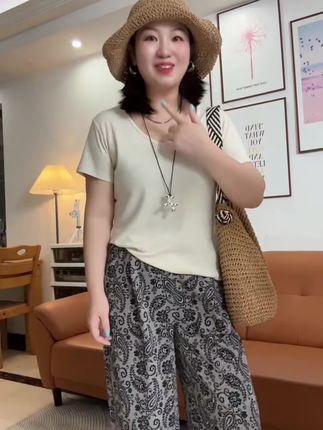 #时尚短袖 #简约短袖 #纯色短袖 #扇扇风解锁夏日凉感穿搭 #超轻爽的夏天OOTD