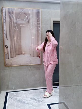 人人都说女人不要太强,不要太独立,不然就会不招人喜欢,可是她若不独立不坚强,谁会在她最无助的时候伸出援手呢#谁穿谁好看系列#睡衣家居服#在家也要美美哒#穿着睡衣拍抖音#睡衣控