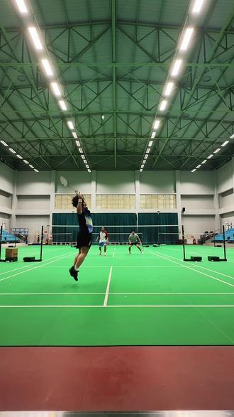 你的意思是,天天在家里一觉睡到中午,起床吃完饭不是玩手机就是玩电脑,一玩玩到凌晨两三点,不锻炼也不拓宽视野,路边摊小吃或是麻将房,化个妆发几张高p自拍还以为自己是能被长辈拿的上桌高价值晚辈,兄弟你是没睡醒了还是游戏玩傻了?#羽毛球 #自律 #健身 #拼搏 #当代年轻人@三川赤鯶