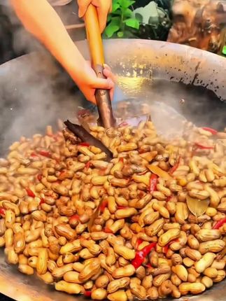 都是今年的新花生,颗颗饱饱,盐水煮熟后再晒干的,吃起来咸香酥脆,好吃还不上火!#妈呀太香了#超便宜超划算#水煮花生 #追剧小零食 #干花生